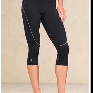 Athleta Quick Step Capri Athletic Leggings Gray and Green  Sz MP